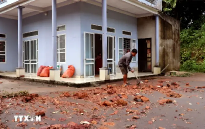 Khẩn trương khắc phục bùn đất tràn vào nhà dân sau mưa lớn ở Bắc Quang