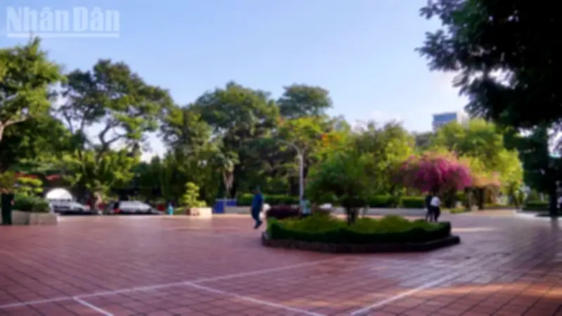 Khảo sát và tưởng niệm liệt sĩ tại Công viên Lê Thị Riêng