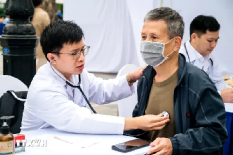 Khoảng 1.000 người dân Thanh Hóa được khám sàng lọc tim mạch, thận và chuyển hóa