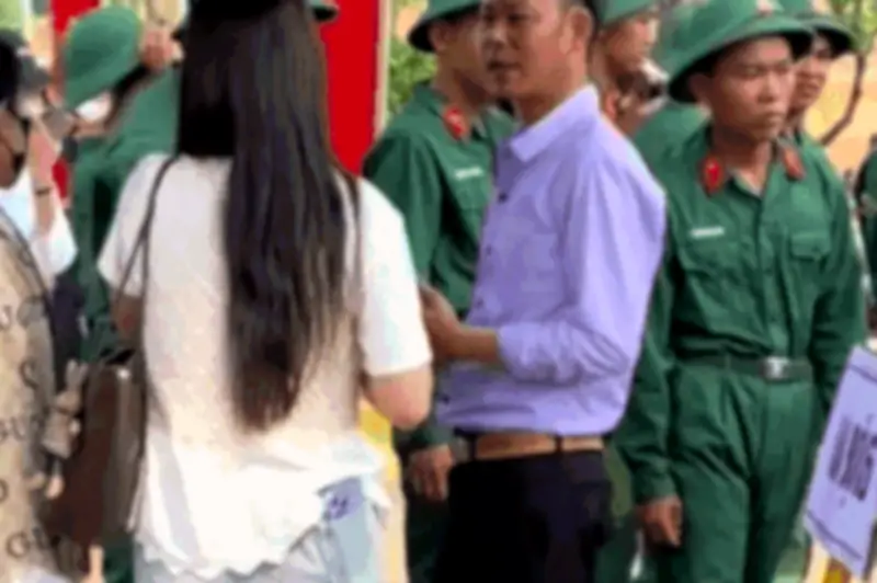 Khoảnh khắc chiến sĩ bất ngờ gặp bạn gái khiến MXH 'dậy sóng'