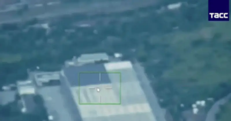Khoảnh khắc UAV cảm tử Geran tấn công kho chứa vũ khí Ukraine