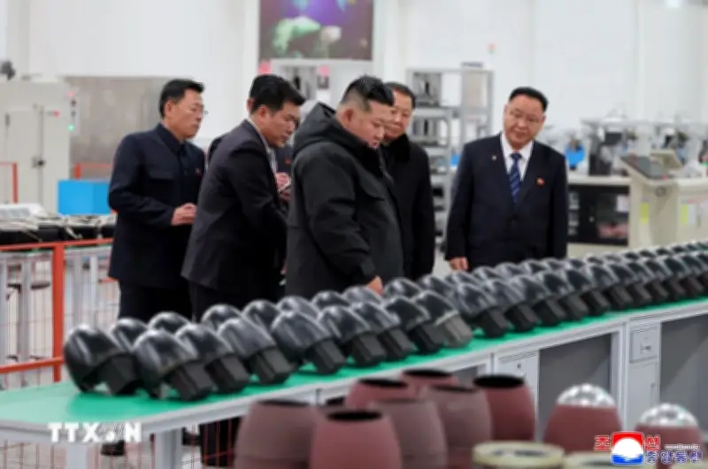Kim Jong Un thị sát thử nghiệm vũ khí mới, hiện đại hóa pháo binh