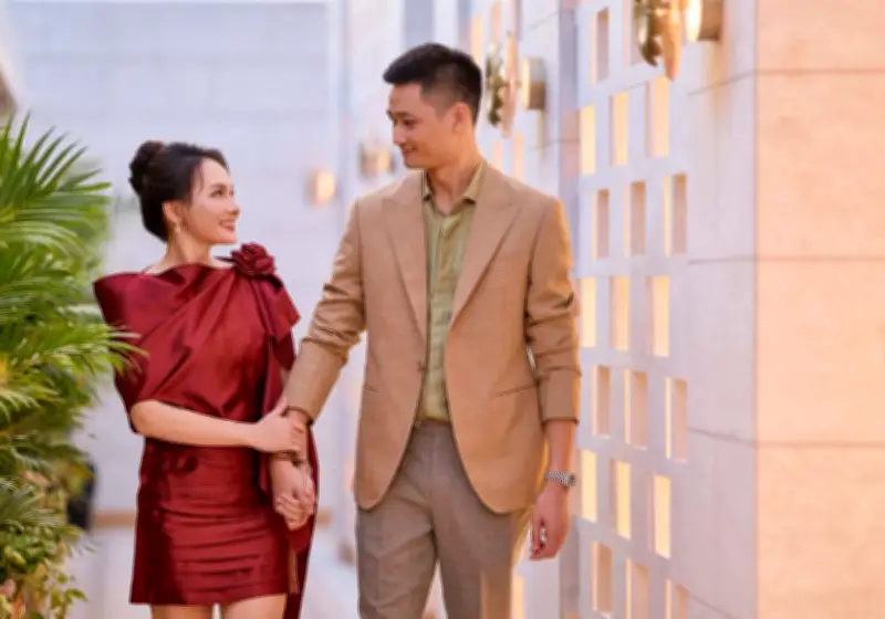 Kim Lý lãng mạn hôn vợ, Hà Hồ tự hào khoe chồng
