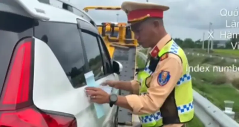 Kiểm tra ô tô chạy quá tốc độ, CSGT phát hiện thêm loạt lỗi nghiêm trọng