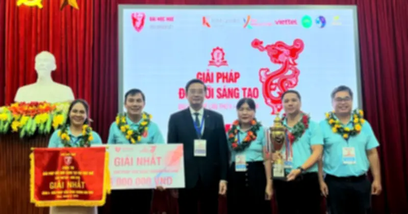 Kính hiển vi chi phí thấp và phân hữu cơ từ rơm đoạt giải nhất Đại học Huế