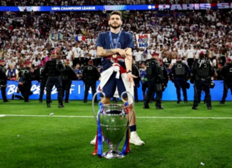 Kvaratskhelia giành Cầu thủ hay nhất Champions League 2025-2026