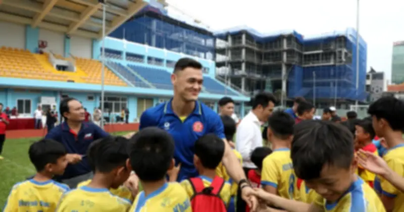 Lê Giang Patrik truyền cảm hứng cho các cầu thủ nhí tại giải bóng đá Cúp HTV 2026