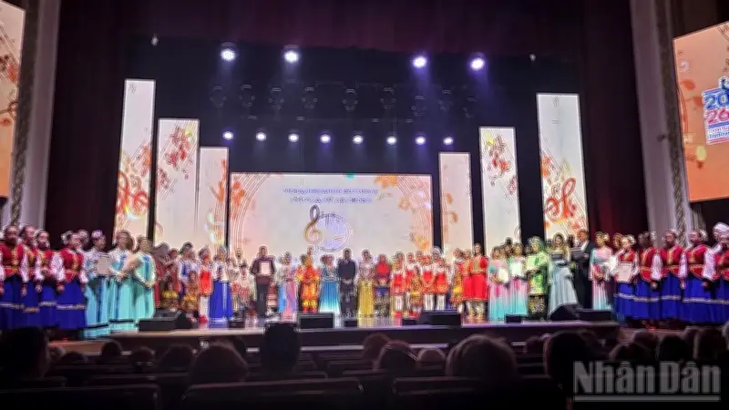 Lễ hội Giai điệu tình bạn tại Artyom: Người Việt trình diễn Chầu văn