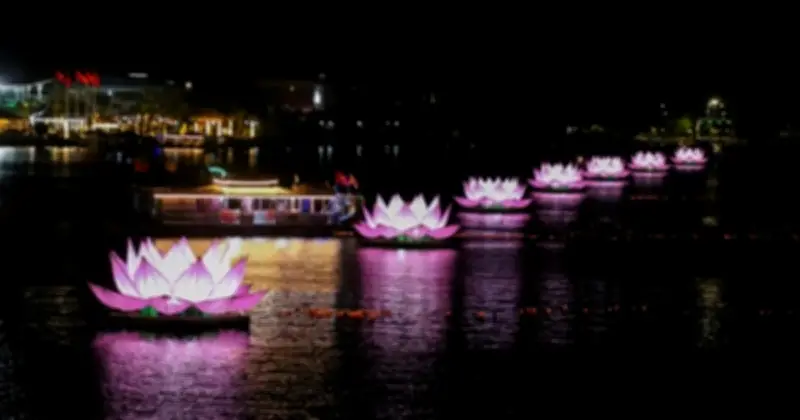 Lễ hội hoa đăng 'Ánh đạo vàng son' rực sáng sông Hương, thu hút hàng ngàn người