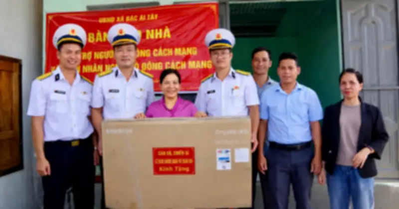 Lữ đoàn 954 Hải quân bàn giao nhà, tặng quà gia đình chính sách tại Khánh Hòa