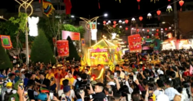 Lễ phục hiện rước Bà Chúa Xứ xuống núi Sam thu hút hàng ngàn người