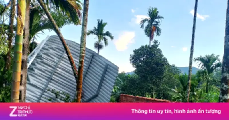 Lốc xoáy làm tốc mái 70 nhà dân ở Quảng Ngãi, trụ sở xã cũng hư hỏng