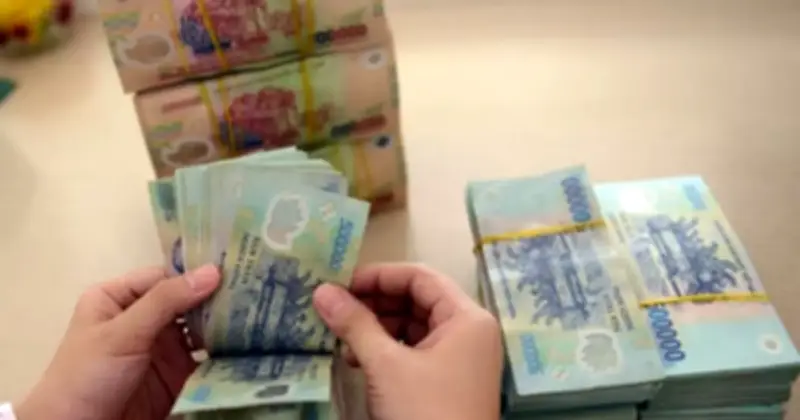 Lãi suất huy động tăng cao, ngân hàng vẫn 'khát' vốn: Nghịch lý kinh tế