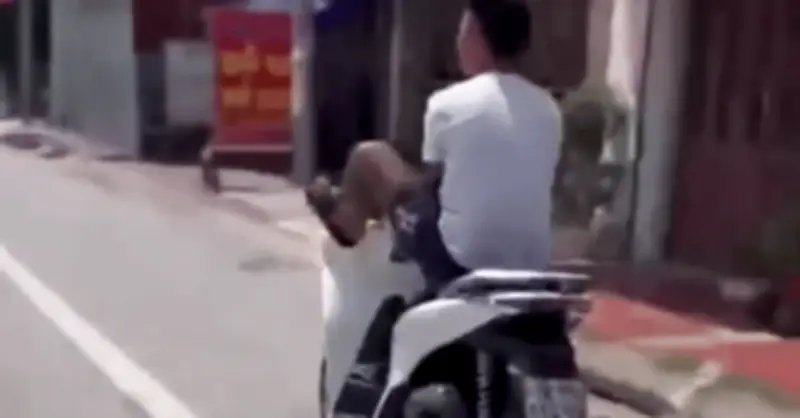Lái xe SH bằng chân: Thanh niên bị tịch thu xe