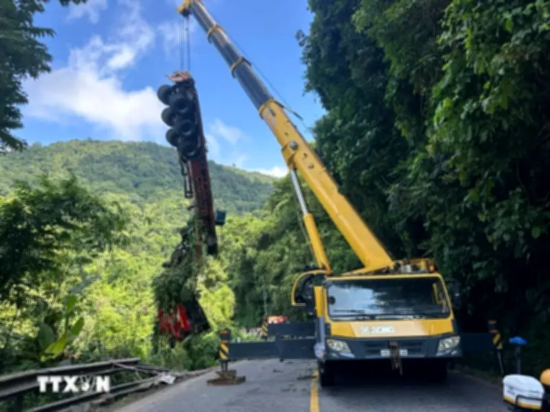 Lâm Đồng: Tai nạn liên hoàn trên đèo Bảo Lộc, 2 ô tô lao xuống vực