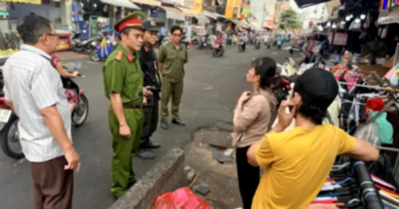 Lấn chiếm vỉa hè chợ Bà Chiểu: Công an phường Gia Định xử lý 338 trường hợp