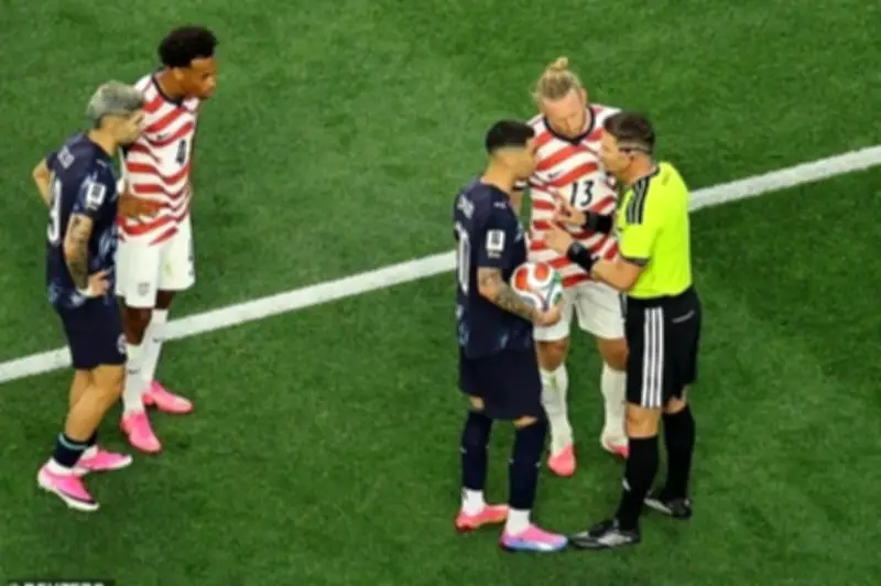 Lần đầu tiên tại World Cup: VAR hủy thẻ vàng vì nhầm danh tính