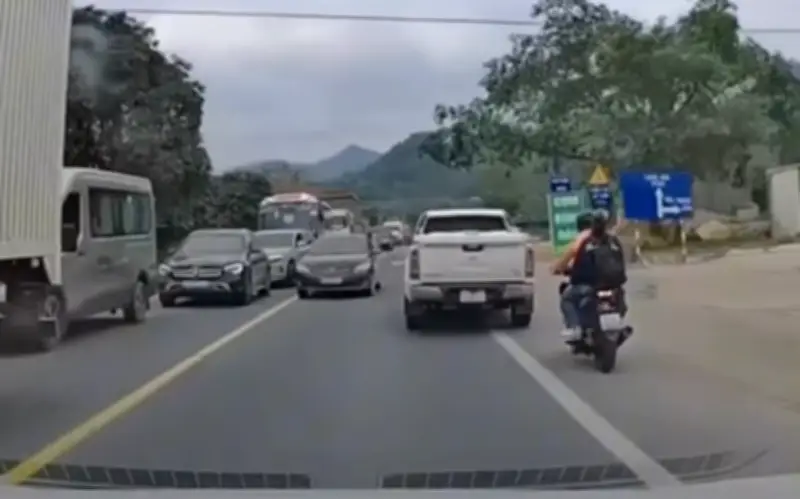 Lạng Sơn: Tài xế ô tô 'đi kiểu khôn lỏi' vượt ẩu trên Quốc lộ 1 bị xử phạt