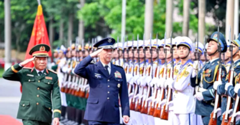 Lãnh đạo Bộ Quốc phòng Nhật Bản thăm Triển lãm Quốc phòng tại Việt Nam