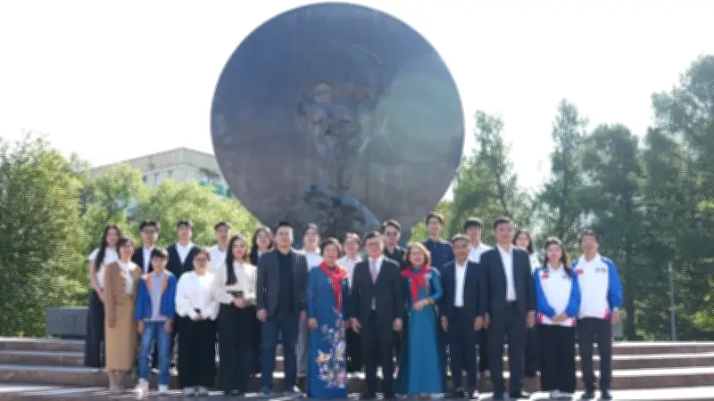 Lãnh đạo Báo Nhân Dân dâng hoa tưởng niệm Chủ tịch Hồ Chí Minh tại Nga