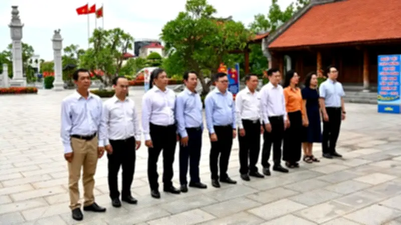Lãnh đạo Hội Nhà báo dâng hương tưởng niệm đồng chí Nguyễn Đức Cảnh