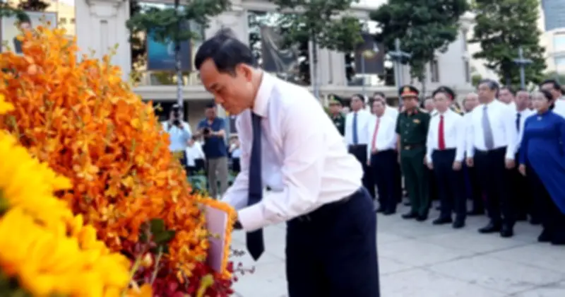 Lãnh đạo TP.HCM dâng hoa kỷ niệm 50 năm thành phố mang tên Bác