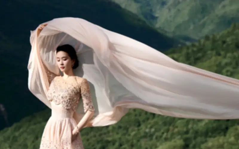 Lưu Thi Thi gây sốt với má hồng dưới nắng Hà Nội, tiếp tục tỏa sáng tại sự kiện Vogue