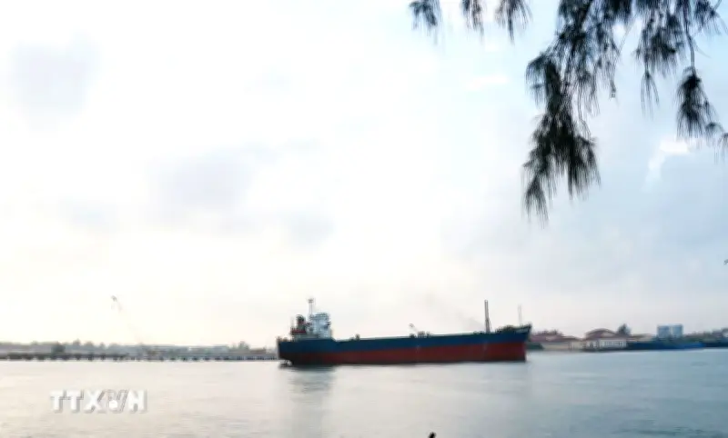 Luồng lạch bị bồi lấp, ngư dân khốn đốn vì tắc đường ra khơi