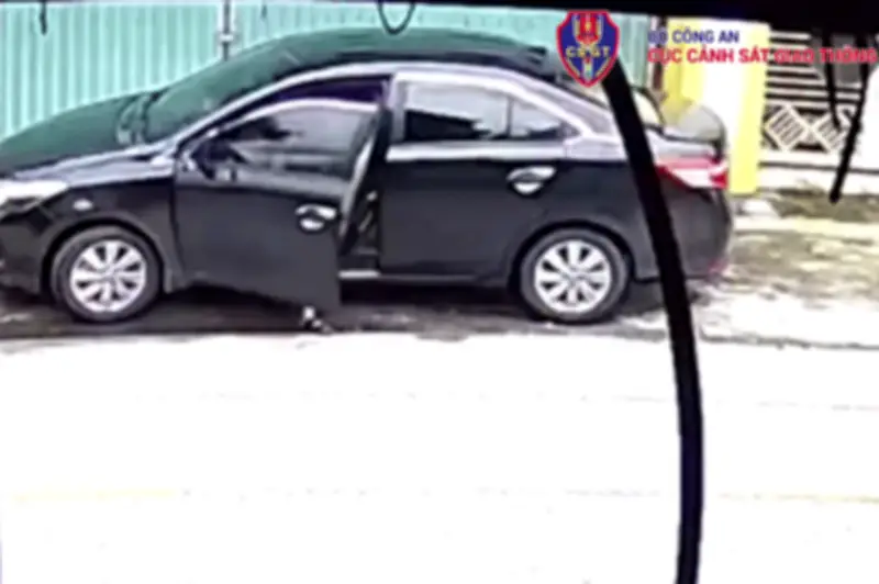 Mở cửa ô tô không quan sát có thể bị phạt tới 20 triệu đồng