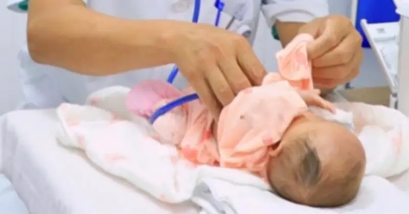 Mở lồng ngực thất, tìm cá đại phẫu ngạt thở cứu bé sinh non nặng 900g