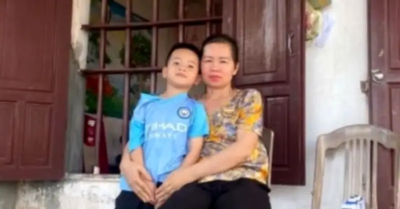 Mẹ nghèo mắc ung thư máu, nợ gần 700 triệu chỉ để được sống bên con