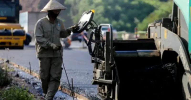 Mở rộng cao tốc Cam Lộ - La Sơn: Đội nắng tăng ca trước mùa mưa