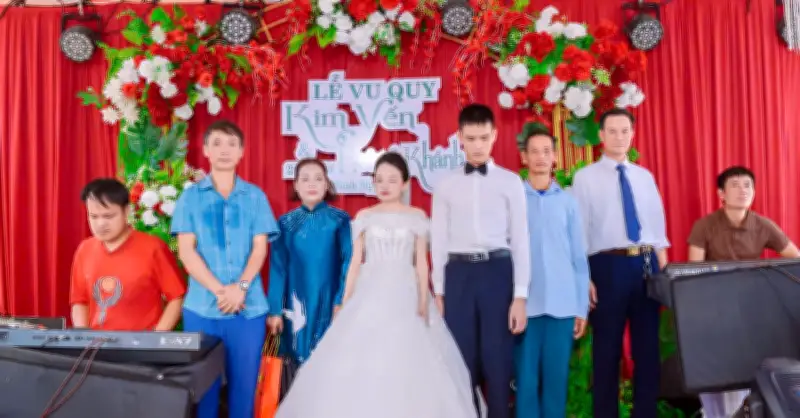 Mẹ đặt tay con gái khiếm thị vào lễ đường ở Nghệ An, nhiều người rơi nước mắt