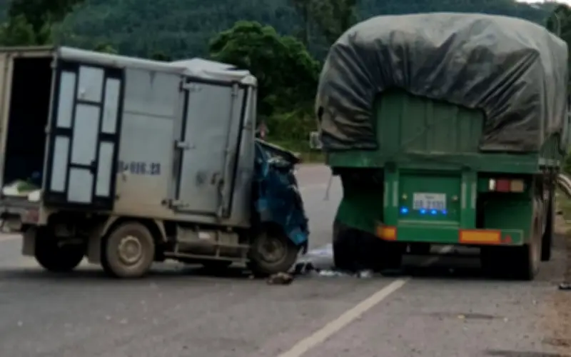 Đâm vào xe đầu kéo đỗ bên đường, hai vợ chồng thương vong