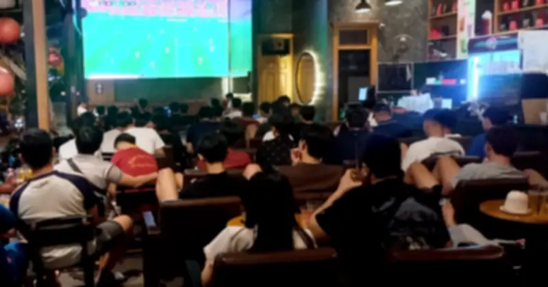 Đêm World Cup ở TP.HCM: Người trẻ chen kín quán cà phê, reo hò theo từng pha bóng