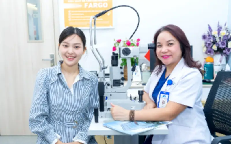 Mùa hè tháo kính: Xu hướng mổ cận của giới trẻ Gen Z