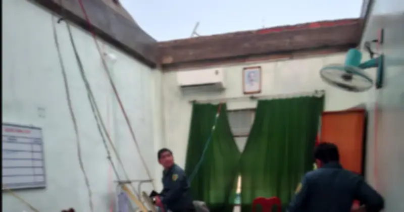 Mưa đá kèm gió giật làm tốc mái tôn UBND phường Hàm Thắng, một người bị thương