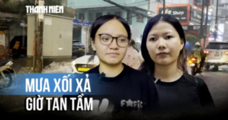 Mưa lớn bất ngờ đổ xuống TP.HCM, người dân và tiểu thương vất vả