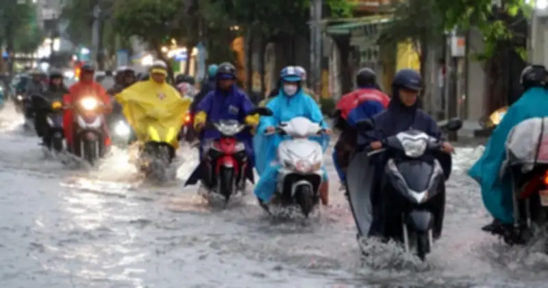 Mưa lớn chiều 11.6, nhiều tuyến đường TP.HCM ngập nặng