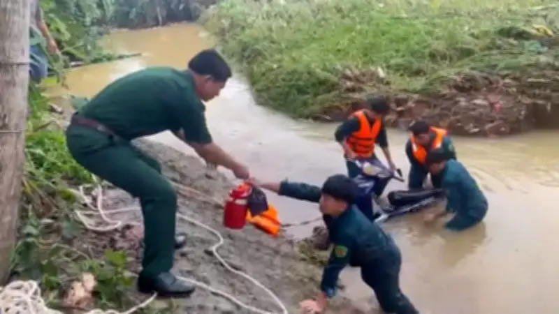 Mưa lớn gây ngập sâu, ba người bị nước cuốn trôi được cứu sống