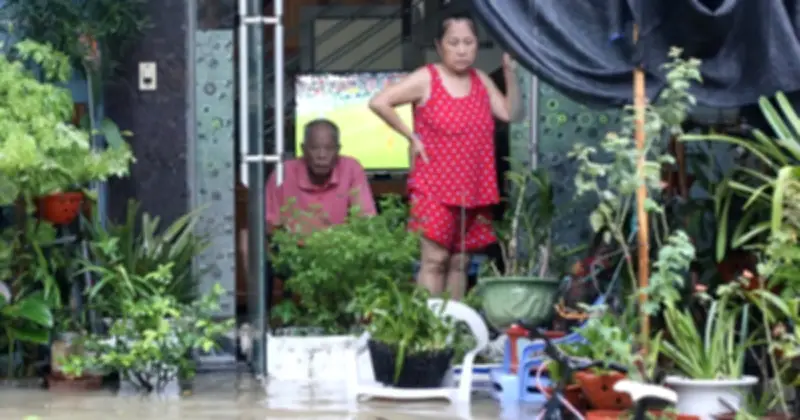 Mưa lớn ở Quảng Ninh khiến người dân bỏ xem World Cup chống ngập