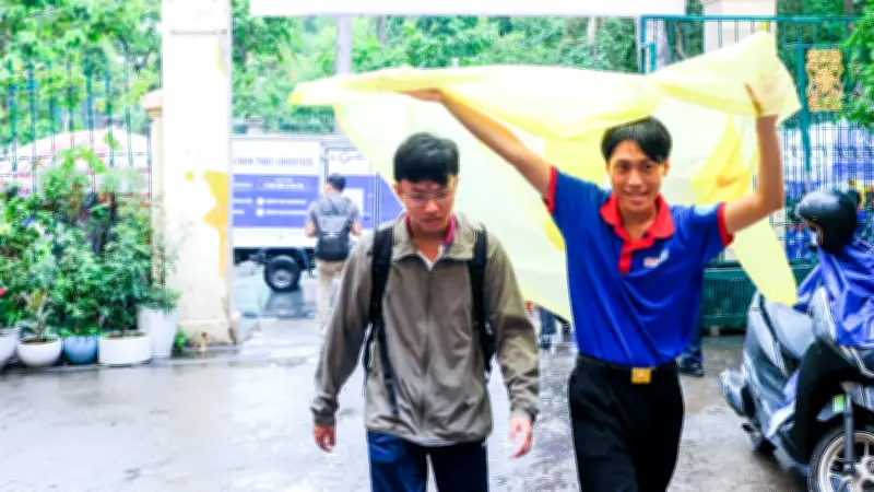 Mưa lớn đổ xuống TP.HCM đúng lúc thí sinh làm thủ tục thi tốt nghiệp