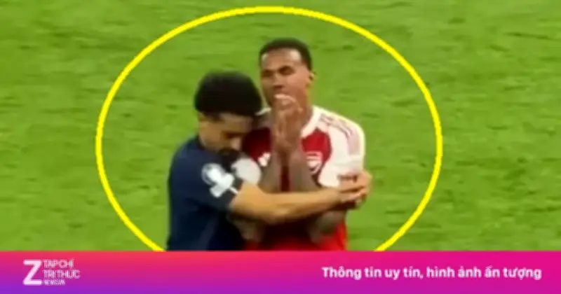 Marquinhos an ủi Gabriel sau cú đá hỏng luân lưu ở chung kết Champions League