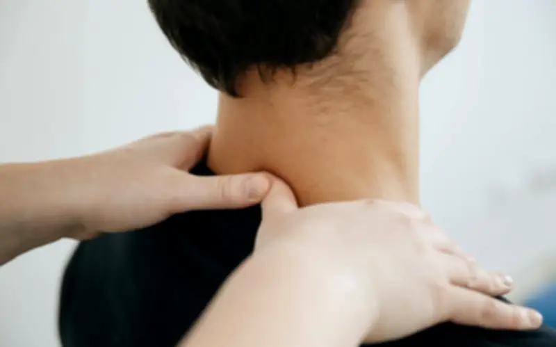 Massage cổ suýt gây tàn tật: Cảnh báo từ ca chấn thương tủy sống