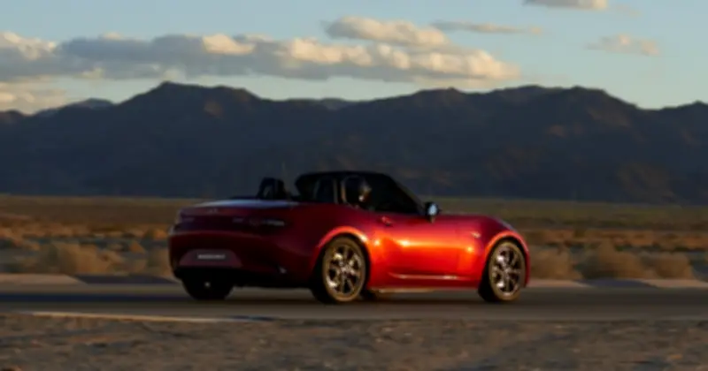 Mazda MX-5 giá từ 1,3 tỉ đồng hút hàng trăm khách Việt đặt mua