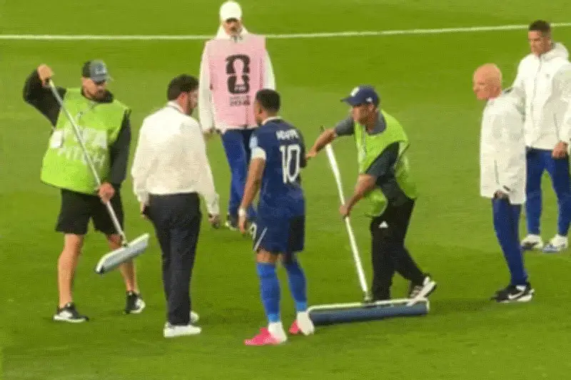 Mbappe 'chỉ đạo' lau sân trước trận gặp Iraq tại World Cup 2026 gây hài