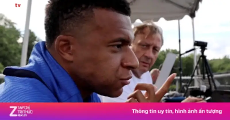 Mbappe ngồi cùng HLV quan sát đồng đội tập, gây sốt tại World Cup 2026