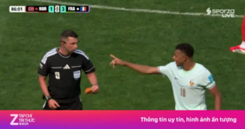 Mbappe nhờ trọng tài chuyển băng đội trưởng gây bão mạng