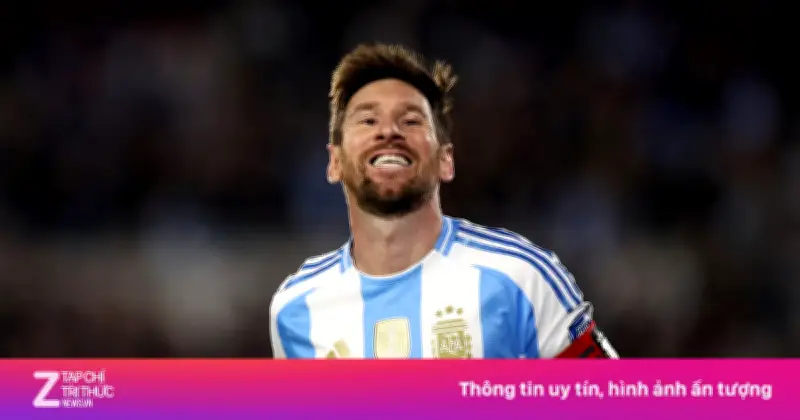 Messi dừng lại bảo vệ nhà báo bại não giữa đám đông hỗn loạn