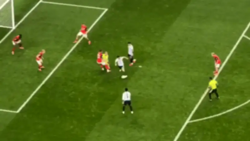 Messi ghi bàn giữa vòng vây 5 cầu thủ Áo, video triệu view